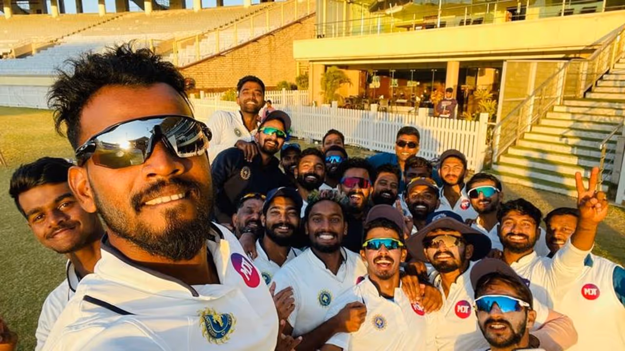 രഞ്ജി ട്രോഫി: സഞ്ജുവിന്റെ ധീരമായ ഡിക്ലറേഷനില് ജാര്ഖണ്ഡിനെതിരെ കേരളത്തിന് നാടകീയ ജയം രഞ്ജി ട്രോഫി: സഞ്ജുവിന്റെ ധീരമായ ഡിക്ലറേഷനില് ജാര്ഖണ്ഡിനെതിരെ കേരളത്തിന് നാടകീയ ജയം