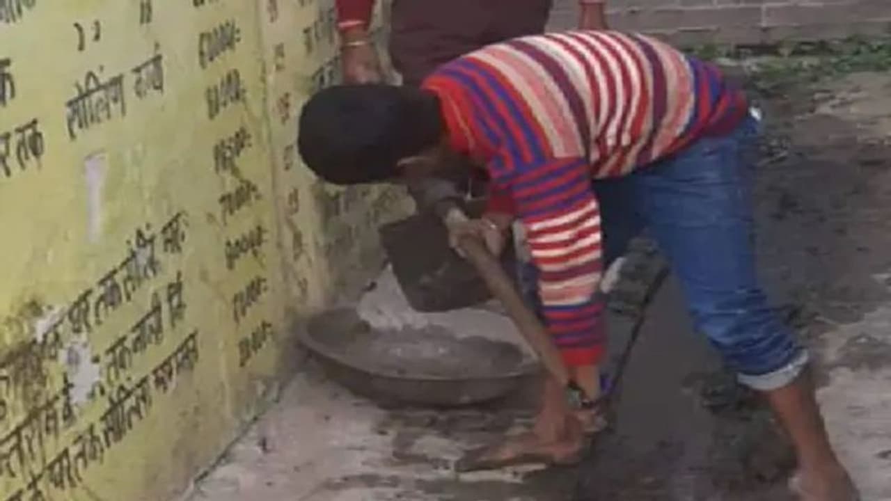 अयोध्या: पढ़ाई की जगह स्कूल में साफ सफाई करते नजर आए बच्चे, वीडियो वायरल होने पर BEO ने बोली बड़ी बात अयोध्या: पढ़ाई की जगह स्कूल में साफ सफाई करते नजर आए बच्चे, वीडियो वायरल होने पर BEO ने बोली बड़ी बात