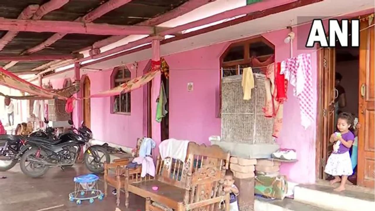 അടുക്കള തെലങ്കാനയില്, കിടപ്പ് മഹാരാഷ്ട്രയില്; രണ്ടു സംസ്ഥാനങ്ങളിലായി ഒരു വീട് അടുക്കള തെലങ്കാനയില്, കിടപ്പ് മഹാരാഷ്ട്രയില്; രണ്ടു സംസ്ഥാനങ്ങളിലായി ഒരു വീട്