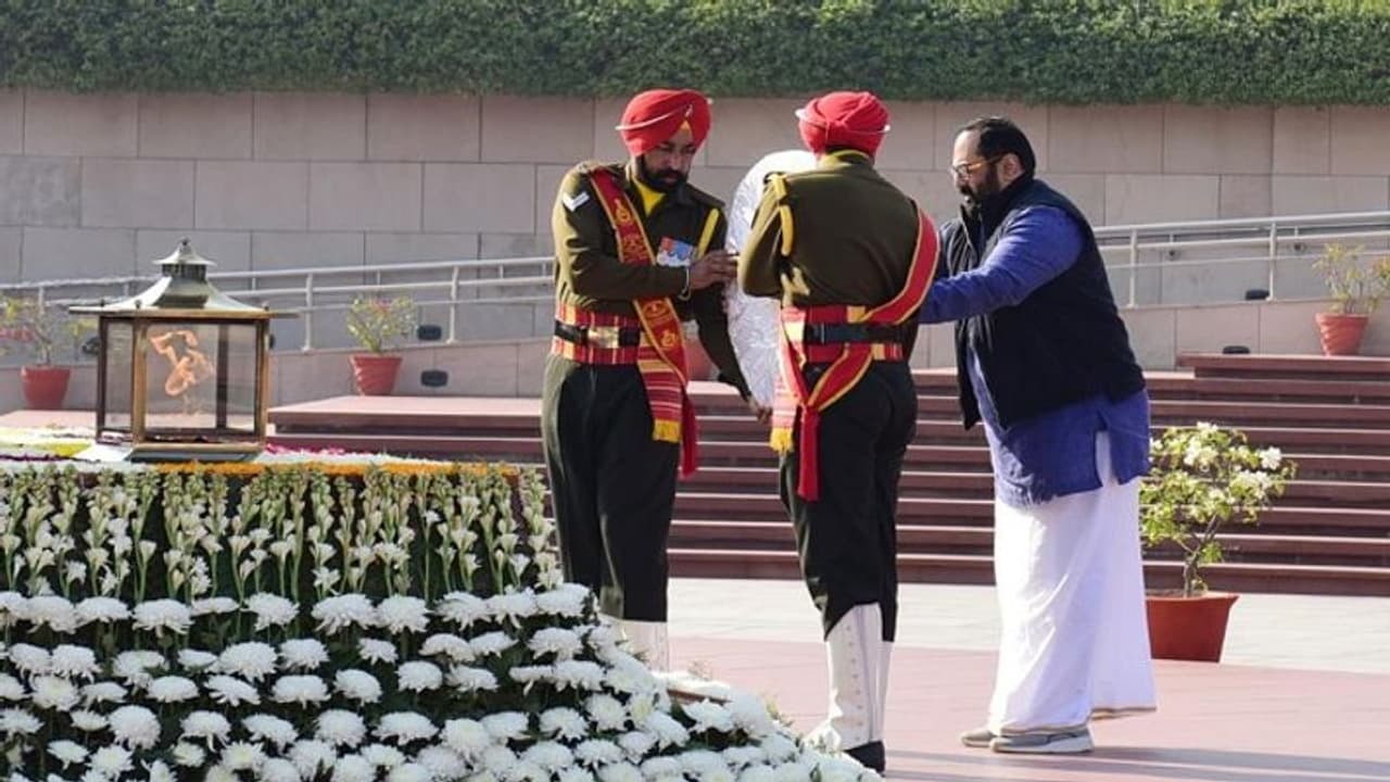विजय दिवस: राज्यमंत्री राजीव चंद्रशेखर ने राष्ट्रीय समर स्मारक पर पुष्प अर्पित कर सैनिकों की शहादत को याद किया