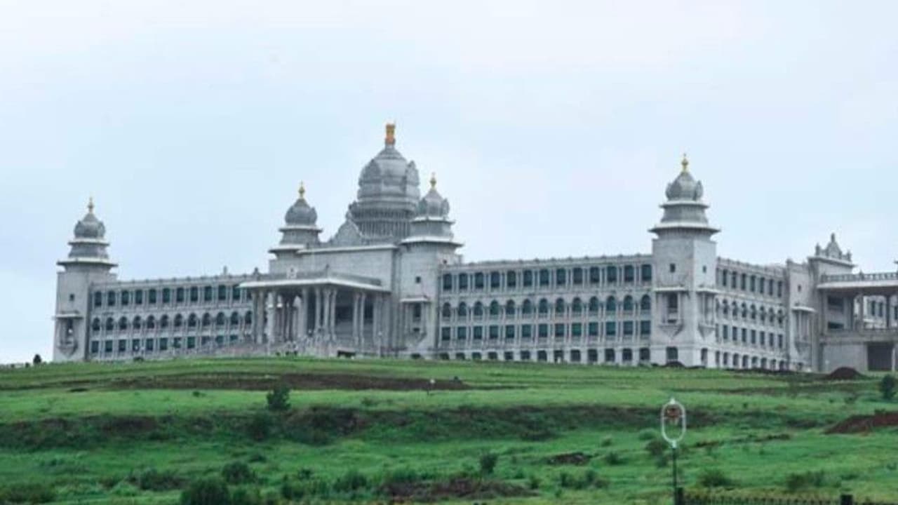 कर्नाटक विधानसभा का सत्र बेलगावी में...महाराष्ट्र कर्नाटक के बीच बार्डर क्षेत्र का विवाद गरमाया कर्नाटक विधानसभा का सत्र बेलगावी में...महाराष्ट्र कर्नाटक के बीच बार्डर क्षेत्र का विवाद गरमाया