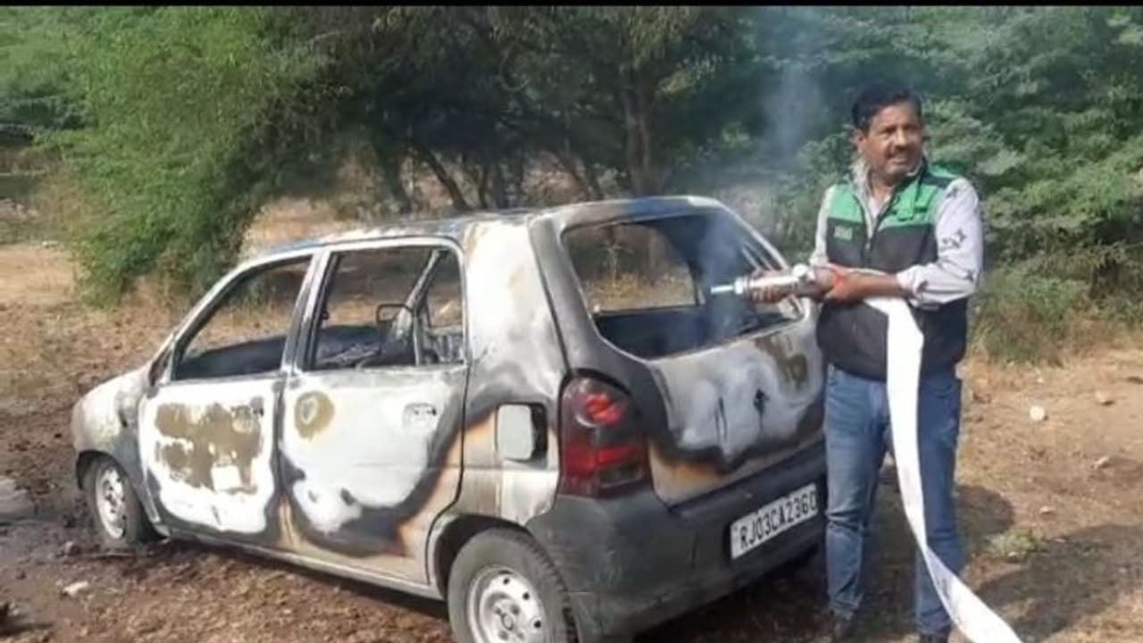 कार में जिंदा जला स्कूल टीचर, परिजनों ने लगाया हत्या का आरोप, जानें पूरा मामला कार में जिंदा जला स्कूल टीचर, परिजनों ने लगाया हत्या का आरोप, जानें पूरा मामला