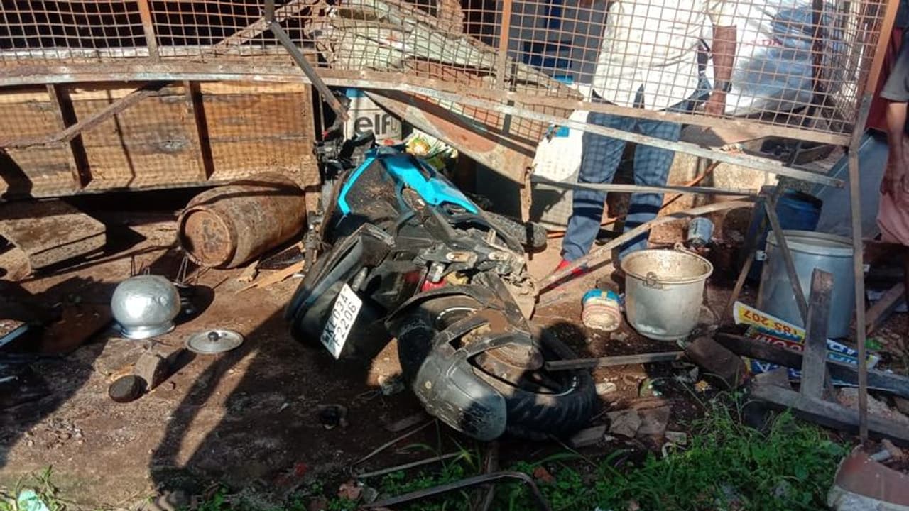 ബൈക്ക് നിയന്ത്രണംവിട്ട് ഹോട്ടലിലേക്ക് ഇടിച്ചുകയറി; രണ്ടു പേർക്ക് പരിക്ക്, ഹോട്ടൽ ഉടമ അത്ഭുതകരമായി രക്ഷപ്പെട്ടു ബൈക്ക് നിയന്ത്രണംവിട്ട് ഹോട്ടലിലേക്ക് ഇടിച്ചുകയറി; രണ്ടു പേർക്ക് പരിക്ക്, ഹോട്ടൽ ഉടമ അത്ഭുതകരമായി രക്ഷപ്പെട്ടു