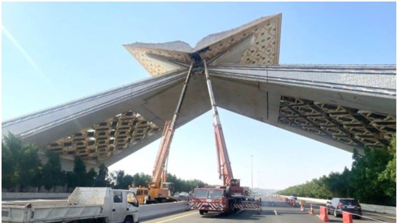 മക്കയിലേക്കുള്ള റോഡിലെ കവാടത്തിന്റെ അറ്റകുറ്റപ്പണികൾ പുരോഗമിക്കുന്നു മക്കയിലേക്കുള്ള റോഡിലെ കവാടത്തിന്റെ അറ്റകുറ്റപ്പണികൾ പുരോഗമിക്കുന്നു