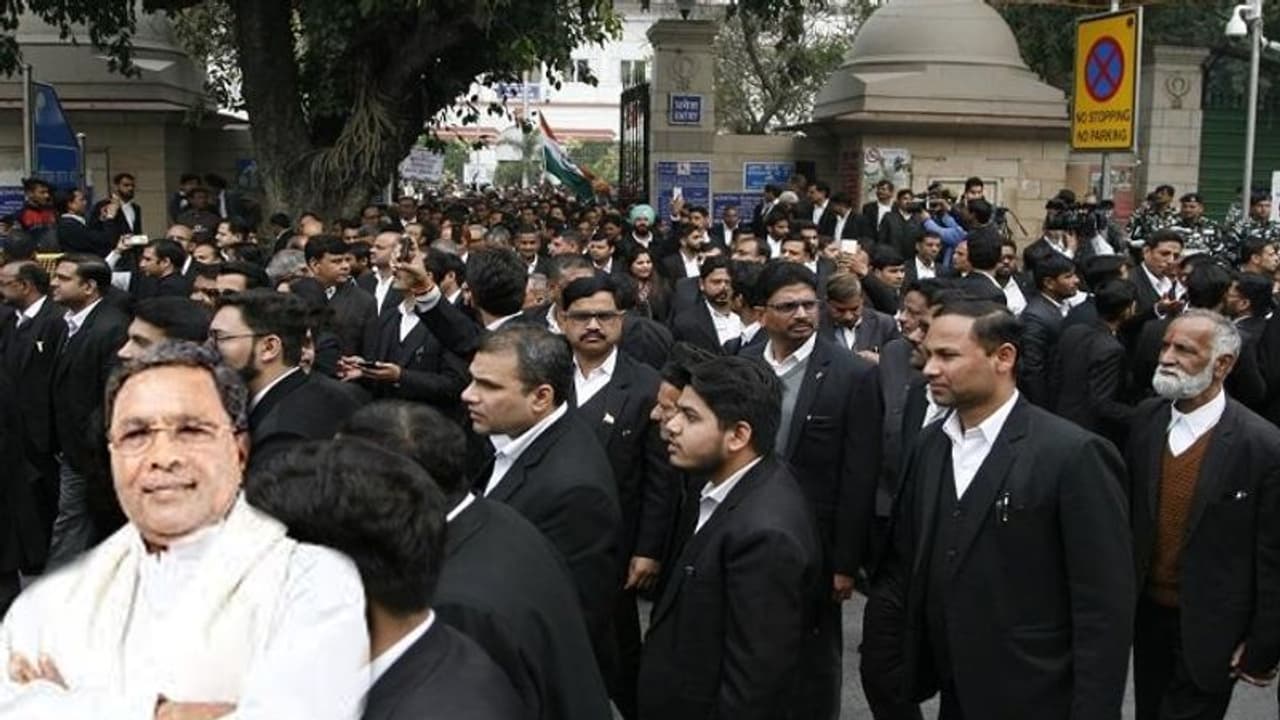 Advocates Protection Act: ವಕೀಲರ ಸುರಕ್ಷತಾ ಮಸೂದೆ ಮಂಡನೆಗೆ ಸಿದ್ದು ಆಗ್ರಹ Advocates Protection Act: ವಕೀಲರ ಸುರಕ್ಷತಾ ಮಸೂದೆ ಮಂಡನೆಗೆ ಸಿದ್ದು ಆಗ್ರಹ