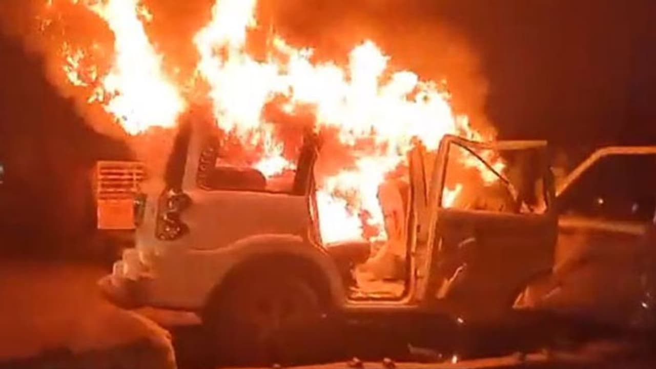 AP के पलनाडु जिले में YSRCP और TDP के कार्यकर्ताओं ने एक दूसरे पर पत्थरों लाठियों से किया हमला, धारा 144 AP के पलनाडु जिले में YSRCP और TDP के कार्यकर्ताओं ने एक दूसरे पर पत्थरों लाठियों से किया हमला, धारा 144