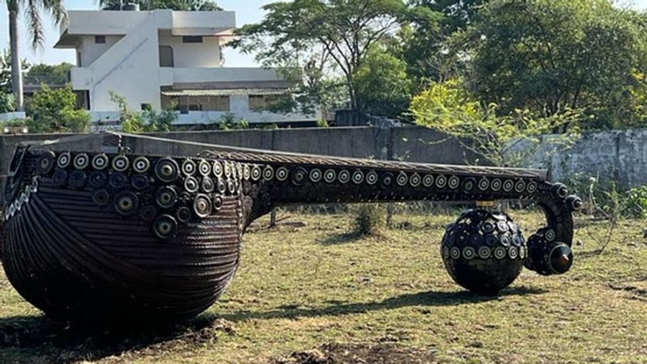 कबाड़ से कंचन, भोपाल के कलाकारों ने 28 फीट लंबी, 10 फीट चौड़ी और 12 फीट ऊंची ये दुर्लभ रुद्र वीणा बनाई कबाड़ से कंचन, भोपाल के कलाकारों ने 28 फीट लंबी, 10 फीट चौड़ी और 12 फीट ऊंची ये दुर्लभ रुद्र वीणा बनाई