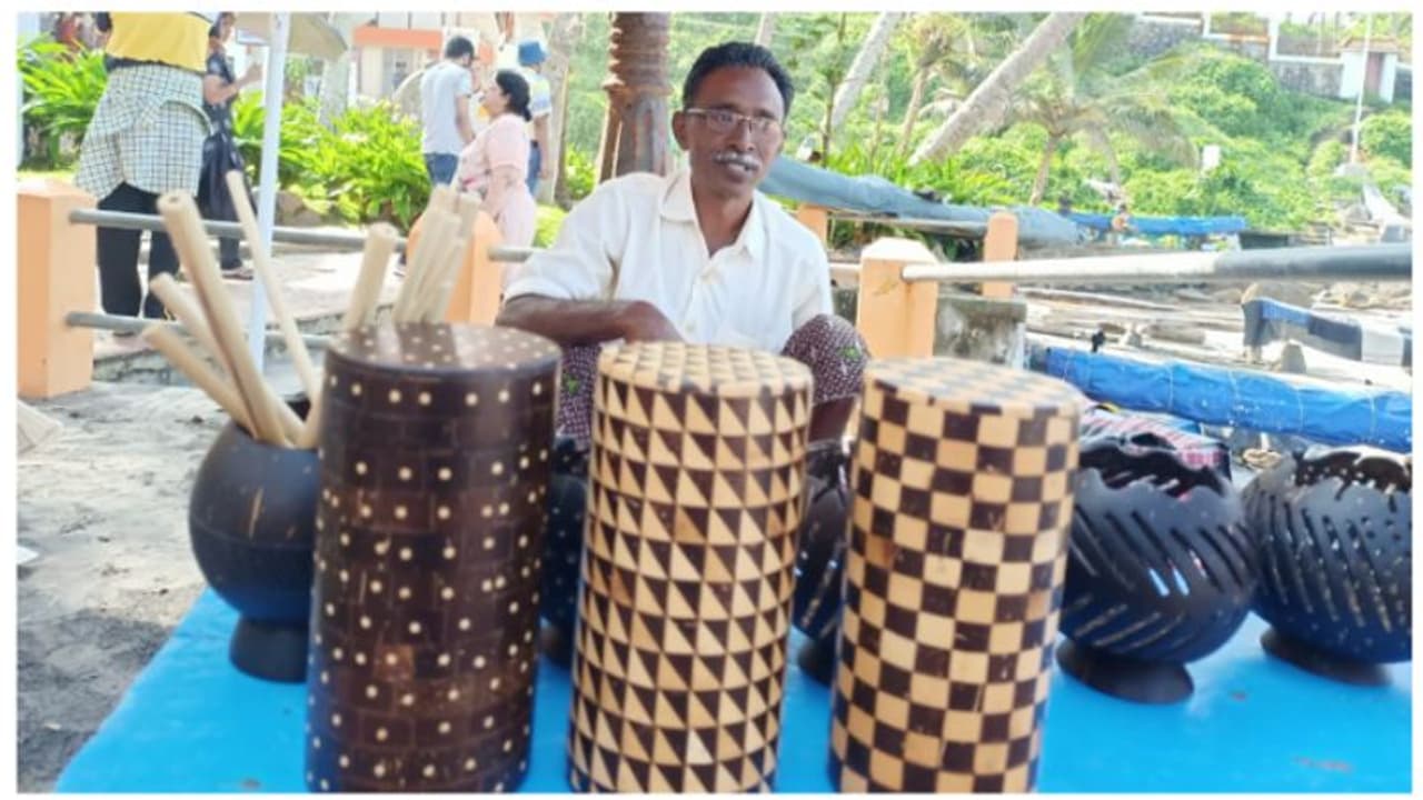 പെൻസ്റ്റാൻഡ് മുതൽ കുപ്പികൾ വരെ; ചിരട്ട കൊണ്ട് കൗതുക വസ്തുക്കളൊരുക്കി സലിം