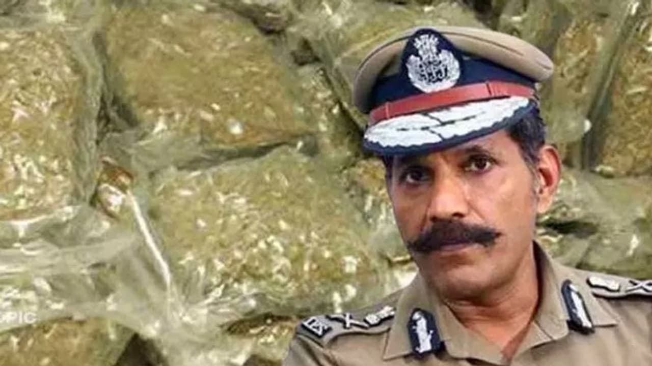 துப்பாக்கியை எடுக்கவும் தயங்க வேண்டாம்; காவலர்களுக்கு டிஜிபி அறிவுரை துப்பாக்கியை எடுக்கவும் தயங்க வேண்டாம்; காவலர்களுக்கு டிஜிபி அறிவுரை