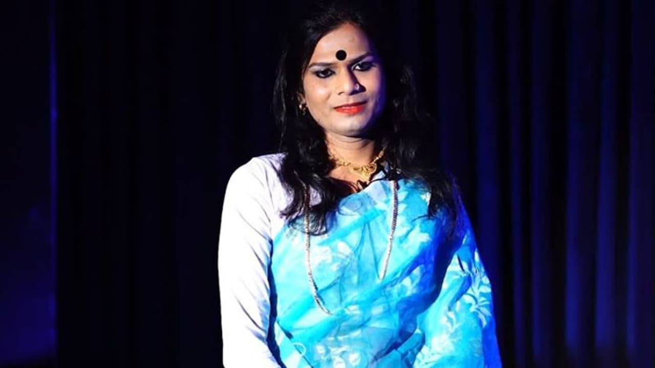 भारत की पहली ट्रांसजेंडर जज का छलका दर्द 'अगर मेरे पास नौकरी नहीं है, तो मुझे कौन खिलाएगा?' भारत की पहली ट्रांसजेंडर जज का छलका दर्द 'अगर मेरे पास नौकरी नहीं है, तो मुझे कौन खिलाएगा?'