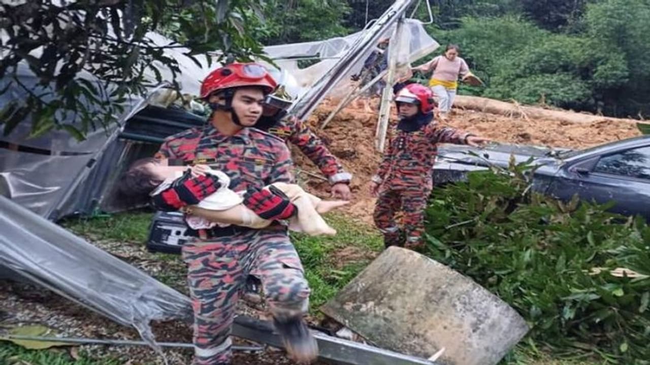 మలేషియాలో కొండచరియలు విరిగిపడి 20 మంది మృతి, 14 మంది గల్లంతు మలేషియాలో కొండచరియలు విరిగిపడి 20 మంది మృతి, 14 మంది గల్లంతు