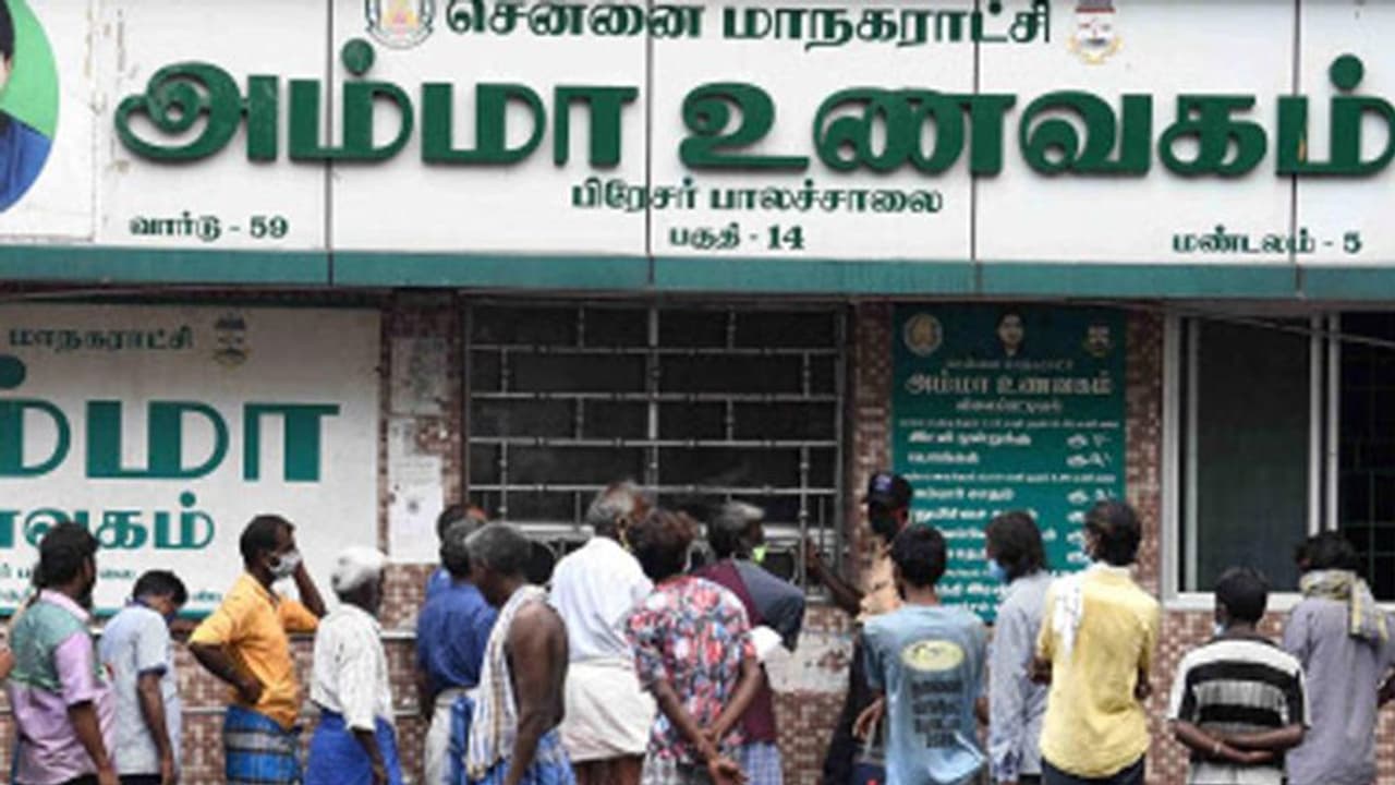 அம்மா உணவகத்தில் பணிபுரிய மாதம் மாதம் லஞ்சம் கேட்கும் திமுக கவுன்சிலர்: பணியாளர்கள் வேதனை