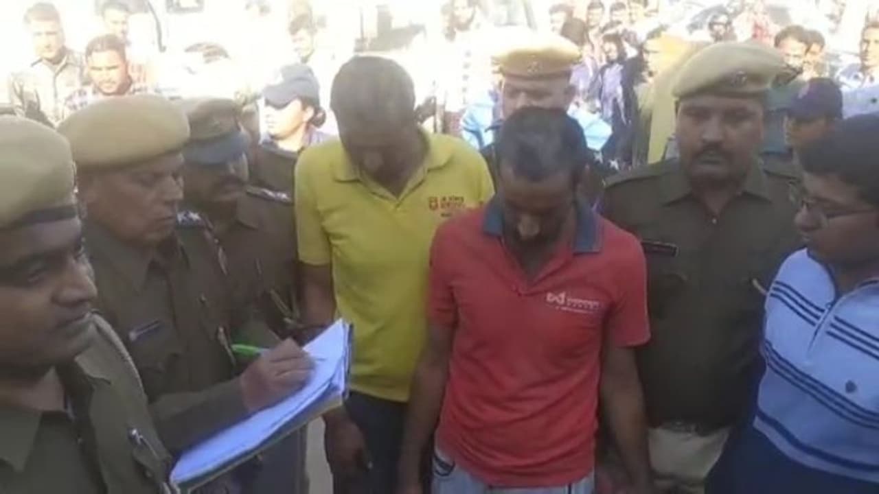 राजस्थान में क्राइम कंट्रोल का अनूठा तरीका, अपराधियों को गिरफ्तार कर पुलिस ने किया ऐसा, शर्म से झुका ली नजरें राजस्थान में क्राइम कंट्रोल का अनूठा तरीका, अपराधियों को गिरफ्तार कर पुलिस ने किया ऐसा, शर्म से झुका ली नजरें
