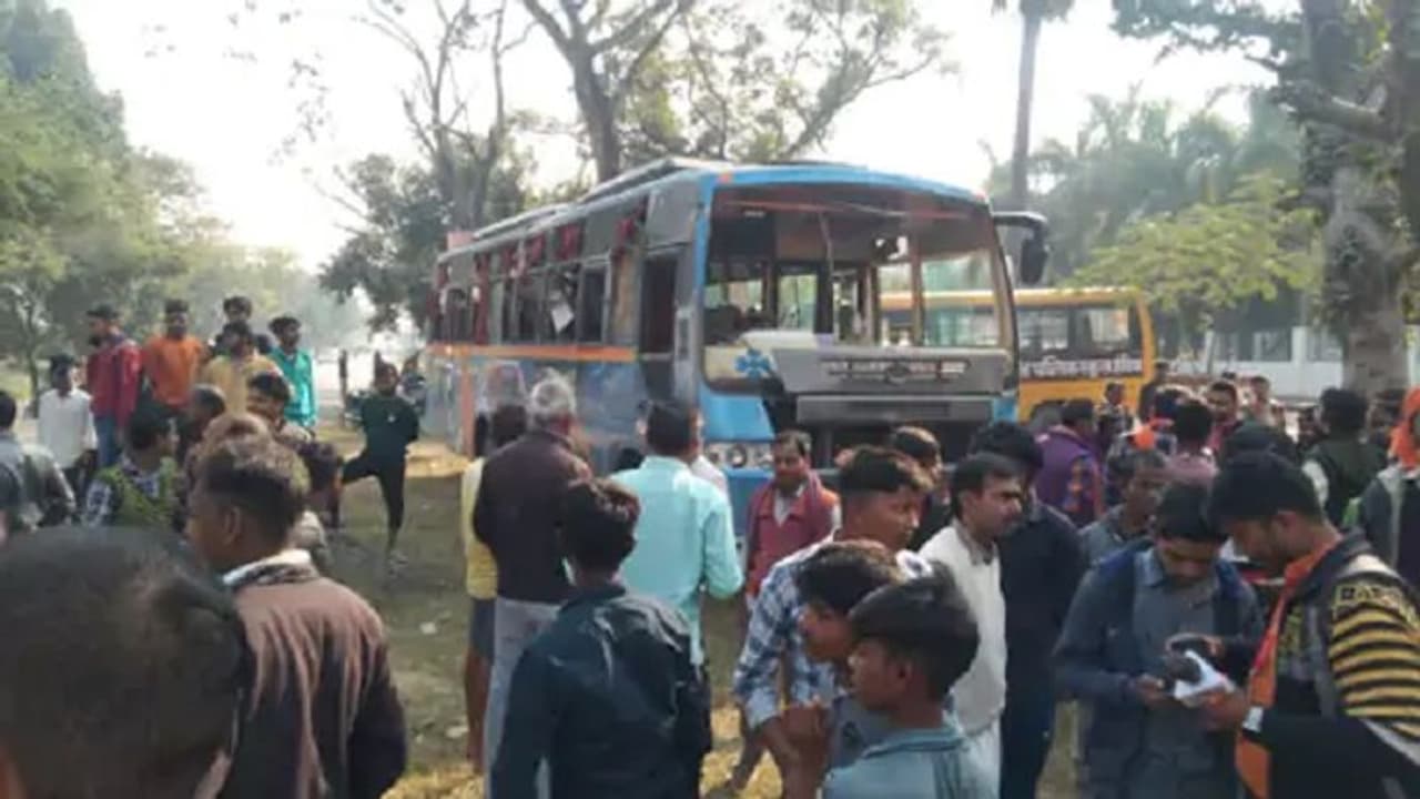 प्रयागराज: पिकनिक मनाने जा रहे छात्रों से भरी बस पलटी, 2 की मौत औऱ कई घायल, CM योगी ने बोली ये बात प्रयागराज: पिकनिक मनाने जा रहे छात्रों से भरी बस पलटी, 2 की मौत औऱ कई घायल, CM योगी ने बोली ये बात