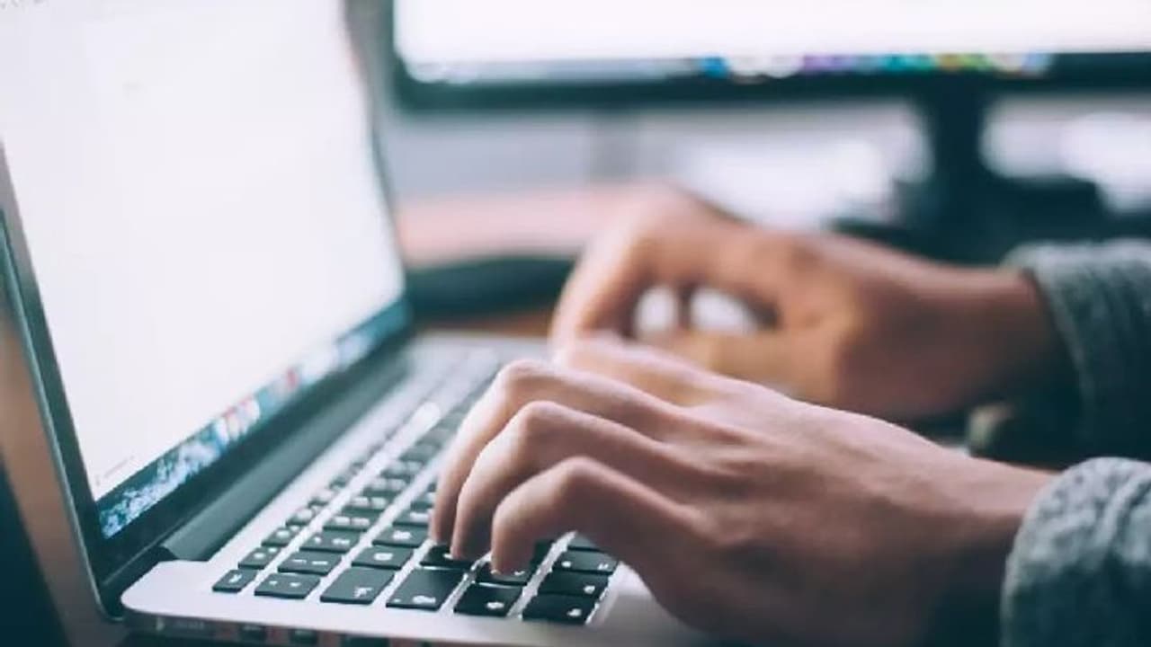 മീറ്റിംഗിനിടെ മാനേജര് സ്കെയില് വച്ച് അടിച്ചു; സ്ത്രീക്ക് 90 ലക്ഷം നഷ്ടപരിഹാരം മീറ്റിംഗിനിടെ മാനേജര് സ്കെയില് വച്ച് അടിച്ചു; സ്ത്രീക്ക് 90 ലക്ഷം നഷ്ടപരിഹാരം