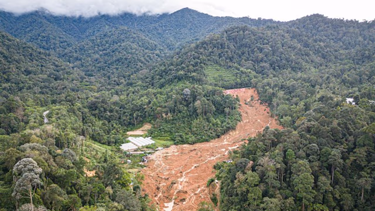 മലേഷ്യയില് മണ്ണിടിച്ചില്; മരണം 23 , രക്ഷപ്പെട്ടത് 61 പേര്, പത്ത് പേരെ കണ്ടെത്താനായില്ല മലേഷ്യയില് മണ്ണിടിച്ചില്; മരണം 23 , രക്ഷപ്പെട്ടത് 61 പേര്, പത്ത് പേരെ കണ്ടെത്താനായില്ല