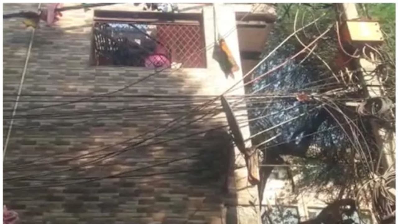 ഭാര്യയുമായി വഴക്കിട്ടു, കുഞ്ഞിനെ മൂന്നാം നിലയിൽ നിന്ന് താഴേക്കെറിഞ്ഞ് യുവാവ്; പിന്നാലെ ചാടി ഭാര്യയുമായി വഴക്കിട്ടു, കുഞ്ഞിനെ മൂന്നാം നിലയിൽ നിന്ന് താഴേക്കെറിഞ്ഞ് യുവാവ്; പിന്നാലെ ചാടി