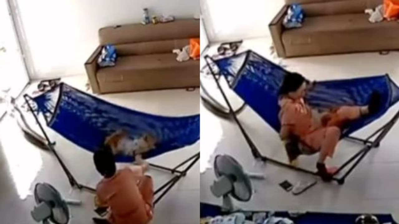 ഊഞ്ഞാലില്‍ ഉറങ്ങുന്ന കുഞ്ഞിന്‍റെ അരികില്‍ കൂറ്റന്‍ പാമ്പ്; വൈറലായി വീഡിയോ