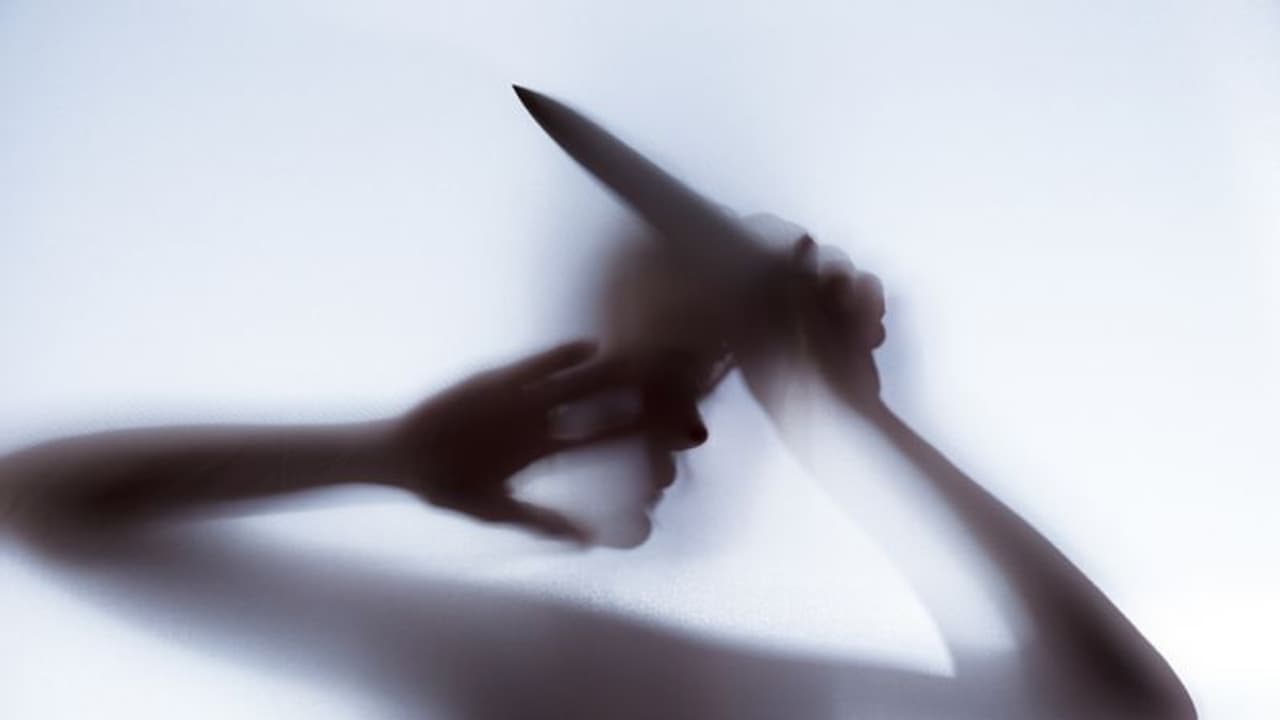 சேலத்தில் முன்விரோதம் காரணமாக பெண் காவலருக்கு சரமாரி கத்தி குத்து சேலத்தில் முன்விரோதம் காரணமாக பெண் காவலருக்கு சரமாரி கத்தி குத்து