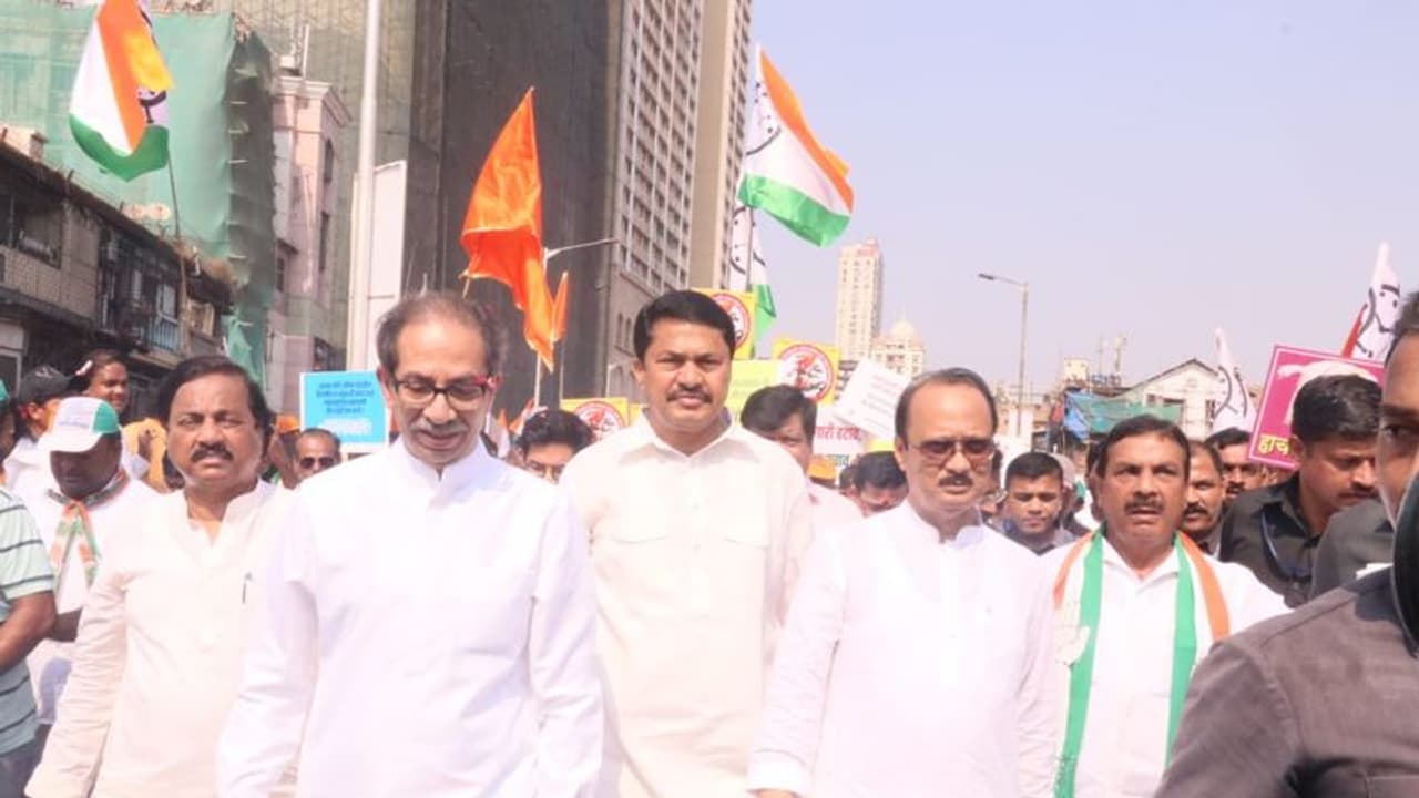 MVA Rally: மும்பை குலுங்கியது! மகாராஷ்டிரா ஆளுநரை நீக்கக் கோரி மகாவிகாஸ் அகாதி கூட்டணி சார்பில் பிரமாண்ட பேரணி MVA Rally: மும்பை குலுங்கியது! மகாராஷ்டிரா ஆளுநரை நீக்கக் கோரி மகாவிகாஸ் அகாதி கூட்டணி சார்பில் பிரமாண்ட பேரணி