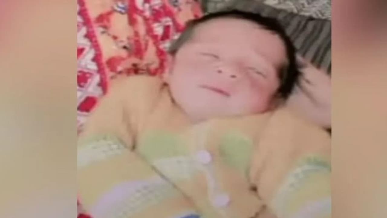 अमरोहा: मां बाप के बीच सो रही बच्ची की हुई मौत, पति ने पत्नी पर लगाया हत्या का आरोप अमरोहा: मां बाप के बीच सो रही बच्ची की हुई मौत, पति ने पत्नी पर लगाया हत्या का आरोप