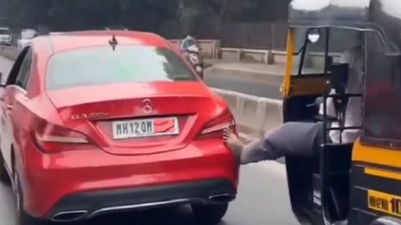 लाखों की लग्जरी मर्सिडीज कार में जब खत्म हुआ पेट्रोल, सूट बूट पहने मालिक की ऑटो वाले ने कुछ ऐसे बचाई इज्जत लाखों की लग्जरी मर्सिडीज कार में जब खत्म हुआ पेट्रोल, सूट बूट पहने मालिक की ऑटो वाले ने कुछ ऐसे बचाई इज्जत