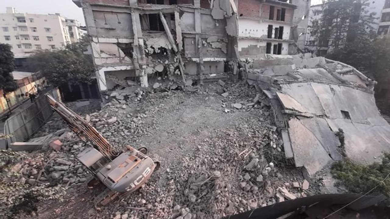लखनऊ: यजदान बिल्डिंग को गिराते समय हुआ बड़ा हादसा, मलबे में दबी दर्जनों गाड़ियां, LDA अधिकारी ने बोली ऐसी बात लखनऊ: यजदान बिल्डिंग को गिराते समय हुआ बड़ा हादसा, मलबे में दबी दर्जनों गाड़ियां, LDA अधिकारी ने बोली ऐसी बात