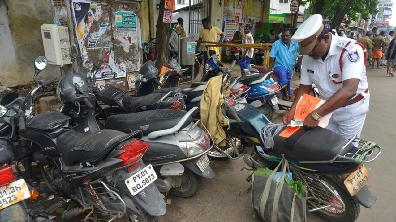 சுற்றுலாப் பயணிகளை குறி வைத்து வசூல் வேட்டை நடத்தும் காவல்துறை வியாபாரிகள் கண்டனம்