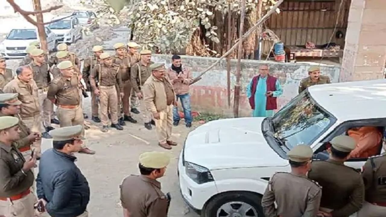 सुप्रीम कोर्ट में उपवास करने जा रहे यति नरसिंहानंद हुए नजरबंद, धर्म संसद की परमिशन न मिलने पर जताई नाराजगी सुप्रीम कोर्ट में उपवास करने जा रहे यति नरसिंहानंद हुए नजरबंद, धर्म संसद की परमिशन न मिलने पर जताई नाराजगी