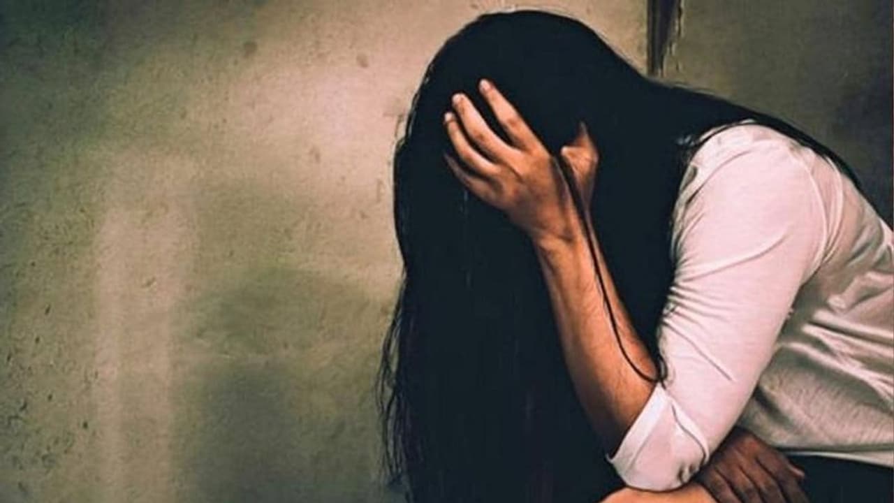 चंदौली: पढ़ाई के बहाने छात्राओं से गलत हरकत करता था शिक्षक, पोल खुलने पर BSA ने लिया कड़ा एक्शन चंदौली: पढ़ाई के बहाने छात्राओं से गलत हरकत करता था शिक्षक, पोल खुलने पर BSA ने लिया कड़ा एक्शन