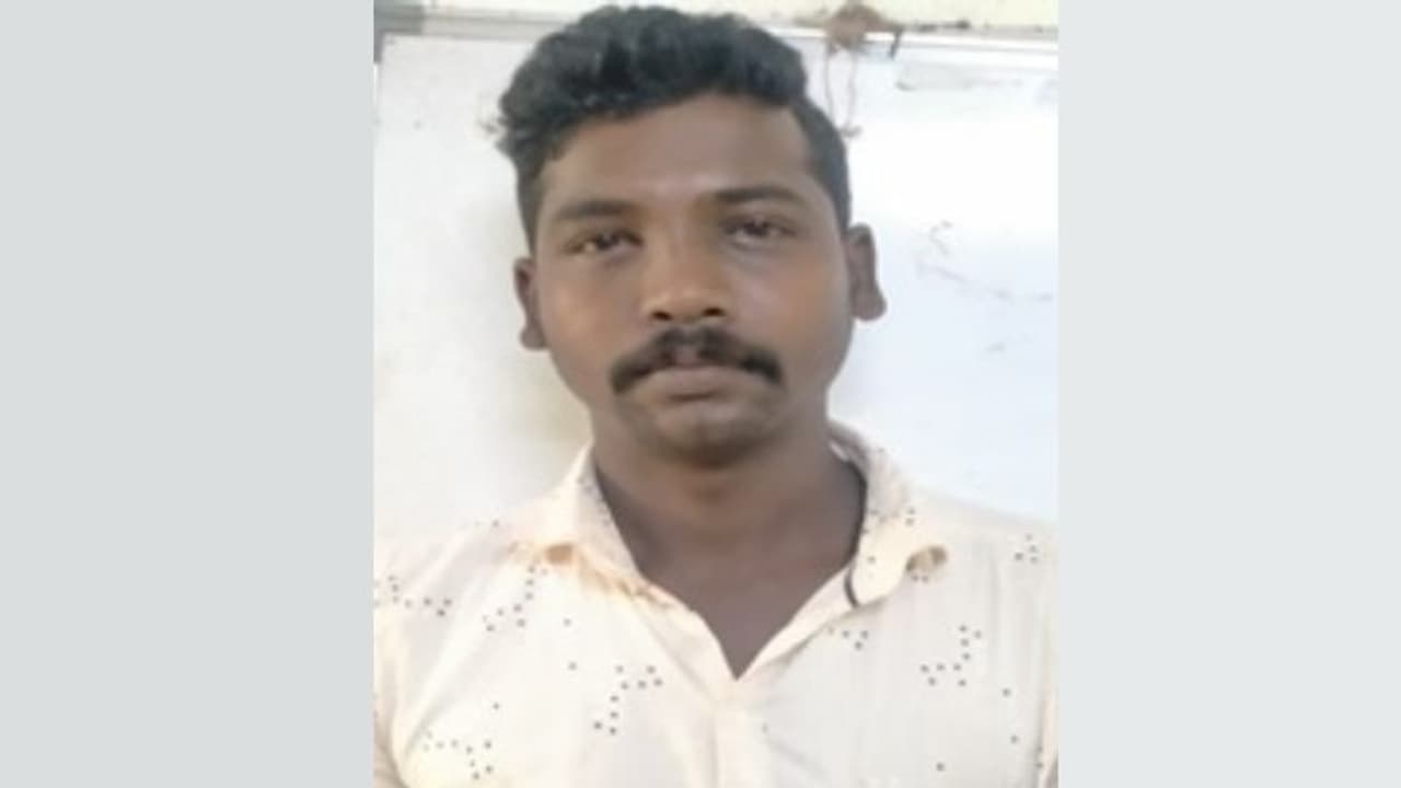 കൊലപാതക ശ്രമ കേസിൽ പ്രതി, ജാമ്യം നേടി മുങ്ങി; വർഷങ്ങൾക്ക് ശേഷം പിടികൂടി ചോറ്റാനിക്കര പൊലീസ് കൊലപാതക ശ്രമ കേസിൽ പ്രതി, ജാമ്യം നേടി മുങ്ങി; വർഷങ്ങൾക്ക് ശേഷം പിടികൂടി ചോറ്റാനിക്കര പൊലീസ്