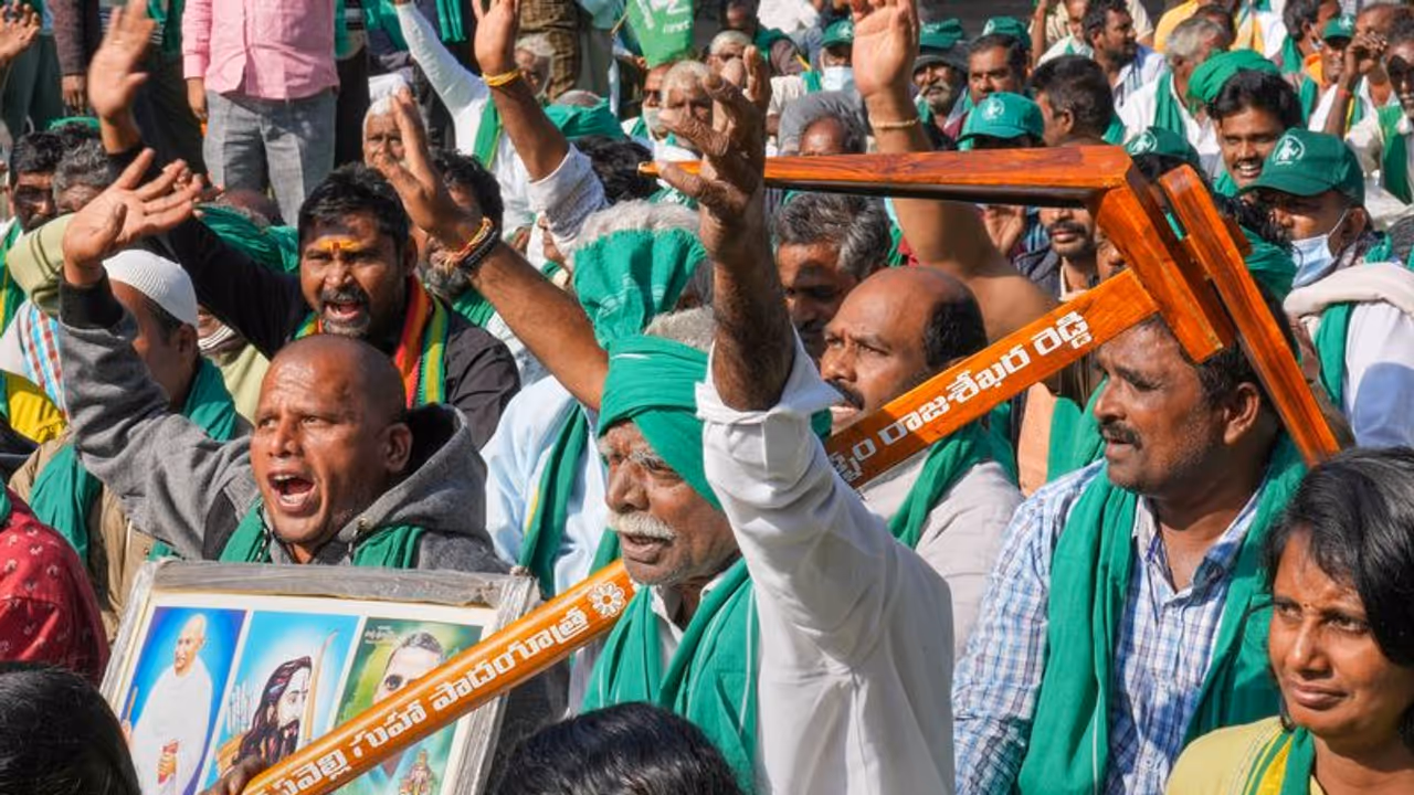 आंध्र सरकार के खिलाफ किसानों का प्रदर्शन, तीन तीन राजधानी विकसित करने का विरोध, कई सांसदों ने भी किया समर्थन आंध्र सरकार के खिलाफ किसानों का प्रदर्शन, तीन तीन राजधानी विकसित करने का विरोध, कई सांसदों ने भी किया समर्थन