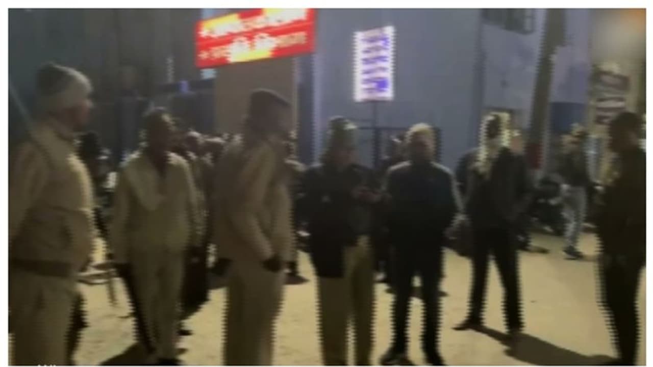 ബിഹാർ വ്യാജമദ്യദുരന്തം: മരണം 82, അന്വേഷണം പ്രഖ്യാപിച്ച് ദേശീയ മനുഷ്യാവകാശ കമ്മീഷൻ ബിഹാർ വ്യാജമദ്യദുരന്തം: മരണം 82, അന്വേഷണം പ്രഖ്യാപിച്ച് ദേശീയ മനുഷ്യാവകാശ കമ്മീഷൻ