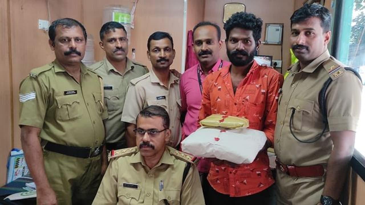 കെഎസ്ആർടിസി ഓർഡിനറി ബസിൽ കഞ്ചാവ് കടത്ത്, രണ്ട് കിലോ പിടിച്ചു, അറസ്റ്റ് കെഎസ്ആർടിസി ഓർഡിനറി ബസിൽ കഞ്ചാവ് കടത്ത്, രണ്ട് കിലോ പിടിച്ചു, അറസ്റ്റ്