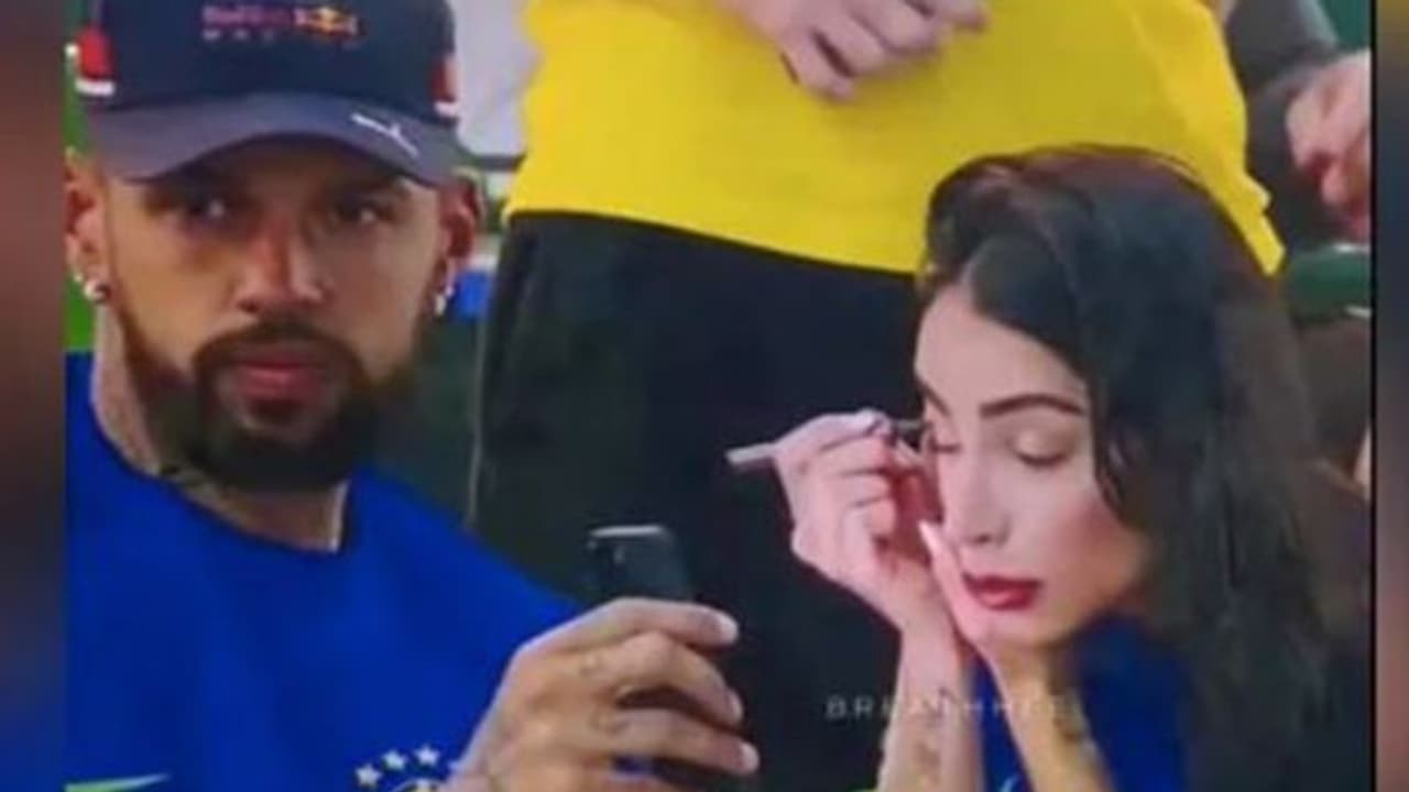 സ്റ്റേഡിയത്തിൽ കളി കാണുന്നതിനിടെ ഭാര്യയെ മേക്കപ്പിടാൻ സഹായിക്കുന്ന ഭർത്താവ്; വൈറലായി വീഡിയോ 