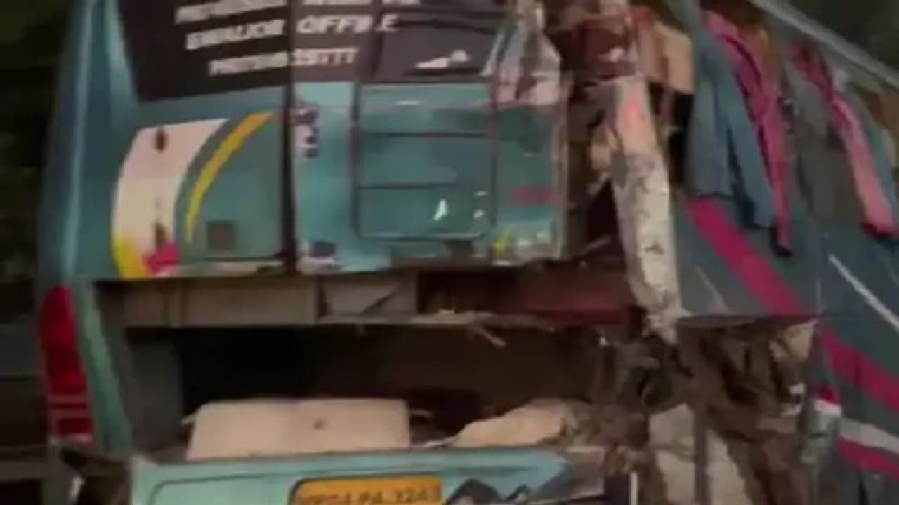 नोएडा एक्सप्रेस वे पर दो बसों में हुई भीषण टक्कर, 3 की मौत व 13 घायल, ऐसे हुआ दर्दनाक हादसा नोएडा एक्सप्रेस वे पर दो बसों में हुई भीषण टक्कर, 3 की मौत व 13 घायल, ऐसे हुआ दर्दनाक हादसा