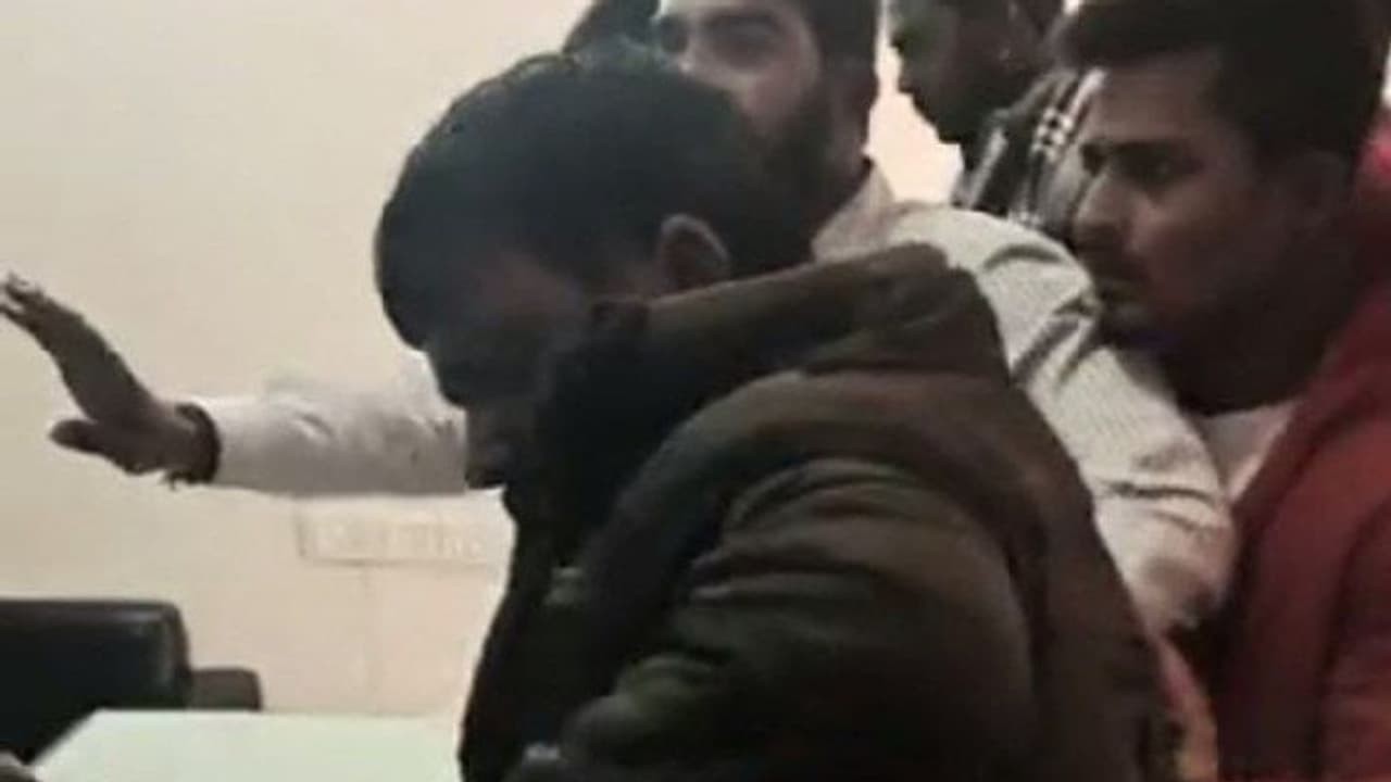 कॉलेज गर्ल को अपने केबिन में बुलाता था प्रिंसिपल, फिर चॉकलेट खिलाकर करता था शर्मनाक कांड कॉलेज गर्ल को अपने केबिन में बुलाता था प्रिंसिपल, फिर चॉकलेट खिलाकर करता था शर्मनाक कांड