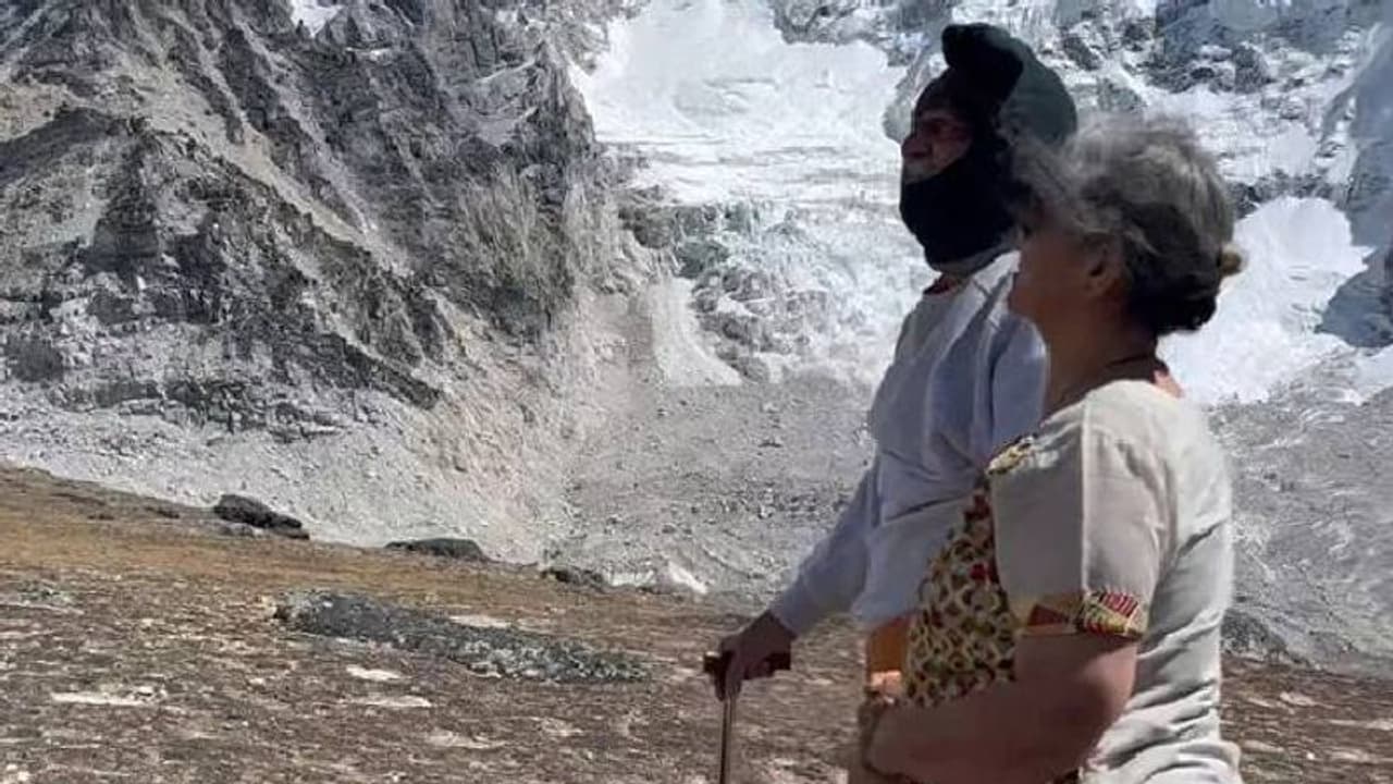 തൊട്ടടുത്ത് നിന്നും എവറസ്റ്റ് കൊടുമുടി കൺകുളിർക്കെ കണ്ട് വൃദ്ധദമ്പതികൾ തൊട്ടടുത്ത് നിന്നും എവറസ്റ്റ് കൊടുമുടി കൺകുളിർക്കെ കണ്ട് വൃദ്ധദമ്പതികൾ