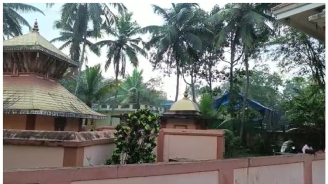 ക്ഷേത്രം തുറക്കാനെത്തിയ പൂജാരിയെ അജ്ഞാതരായ 3 പേർ ചേർന്ന് ക്രൂരമായി മർദ്ദിച്ചു ക്ഷേത്രം തുറക്കാനെത്തിയ പൂജാരിയെ അജ്ഞാതരായ 3 പേർ ചേർന്ന് ക്രൂരമായി മർദ്ദിച്ചു