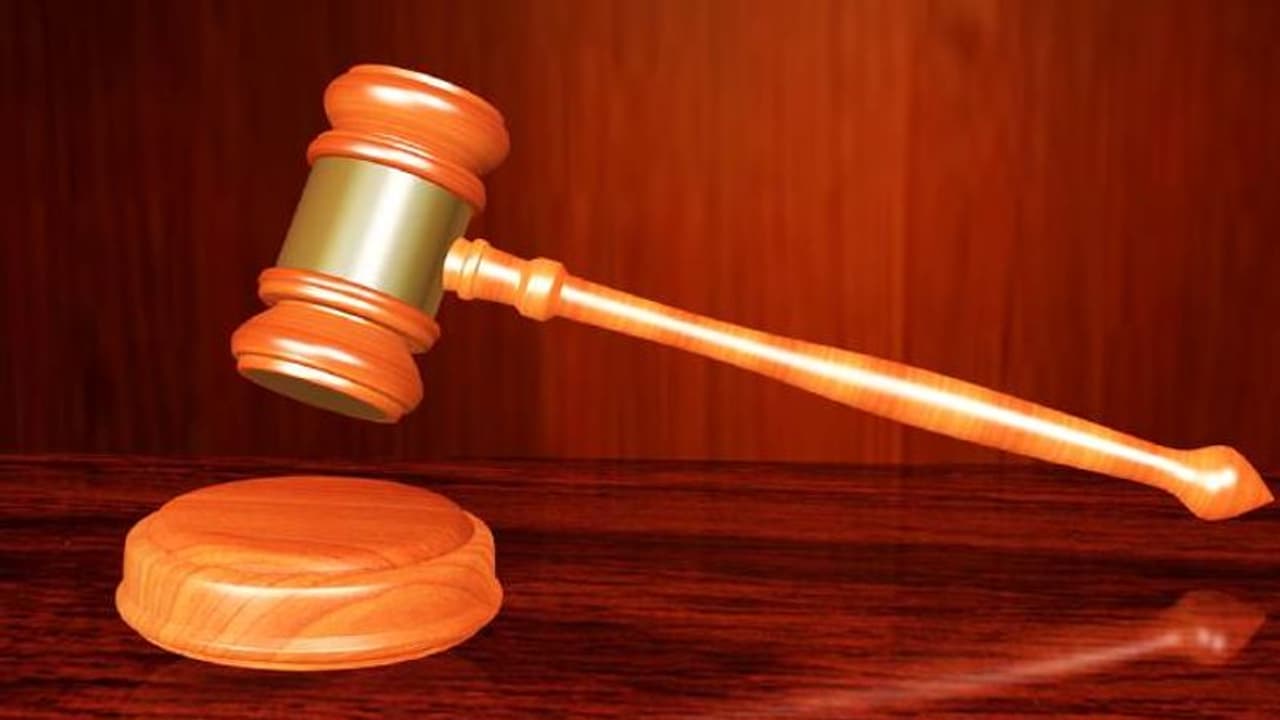 ഉച്ചഭക്ഷണം കഴിക്കാൻ ഇടവേള എടുത്ത യുവതിയെ ജോലിയിൽ നിന്നും പുറത്താക്കി; നഷ്ടപരിഹാരമായി 11 ലക്ഷം നൽകാൻ വിധി ഉച്ചഭക്ഷണം കഴിക്കാൻ ഇടവേള എടുത്ത യുവതിയെ ജോലിയിൽ നിന്നും പുറത്താക്കി; നഷ്ടപരിഹാരമായി 11 ലക്ഷം നൽകാൻ വിധി