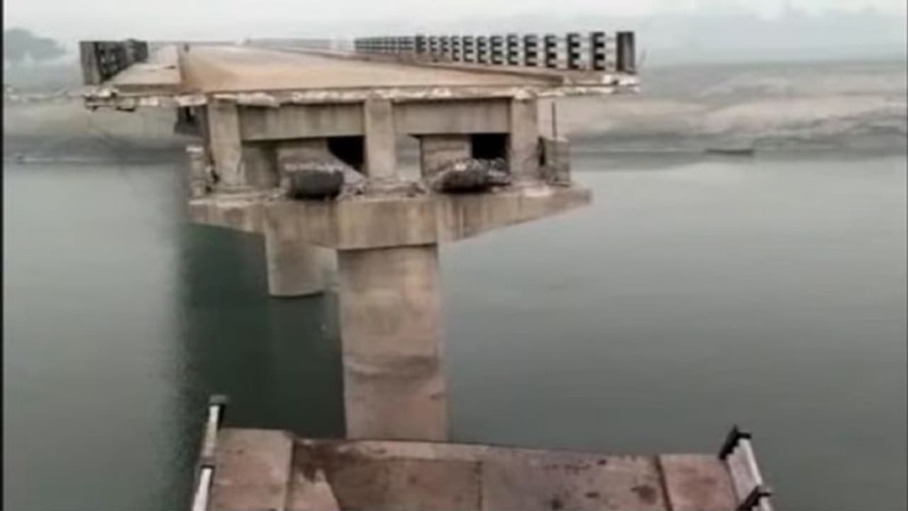 బీహార్ లో ప్రారంభం కాకముందే కుప్పకూలిన వంతెన .. రూ. 14 కోట్లు నీటిపాలు