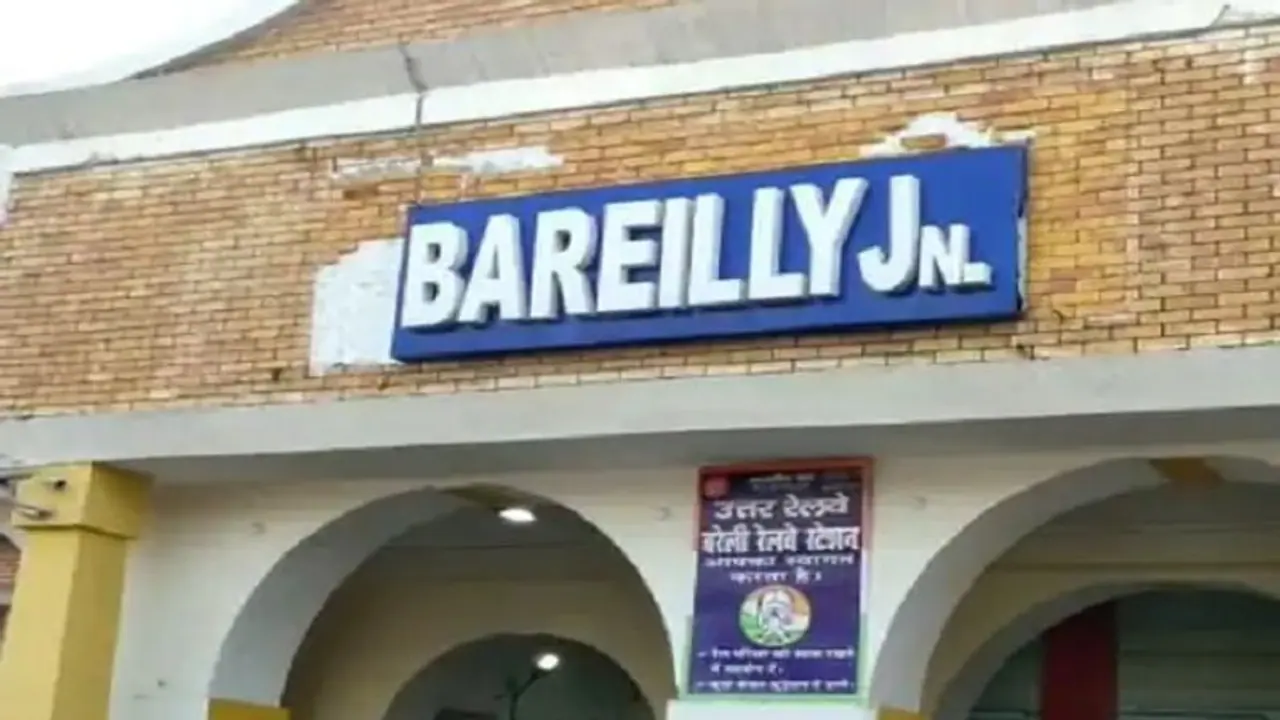 ट्रेन में यात्रियों ने युवक को पीटकर फेंका बाहर, जान की भीख मांगने पर भी नहीं पसीजा दिल, देखें वायरल वीडियो ट्रेन में यात्रियों ने युवक को पीटकर फेंका बाहर, जान की भीख मांगने पर भी नहीं पसीजा दिल, देखें वायरल वीडियो