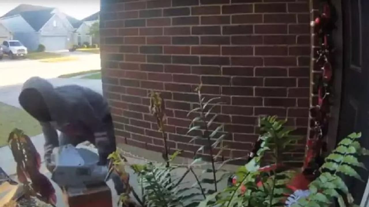 ക്രിസ്മസ് സമ്മാനപ്പൊതികള്‍ മോഷ്ടിച്ച് പെണ്‍കുട്ടികള്‍; എന്നാല്‍ പിന്നീട് സംഭവിച്ചത്...