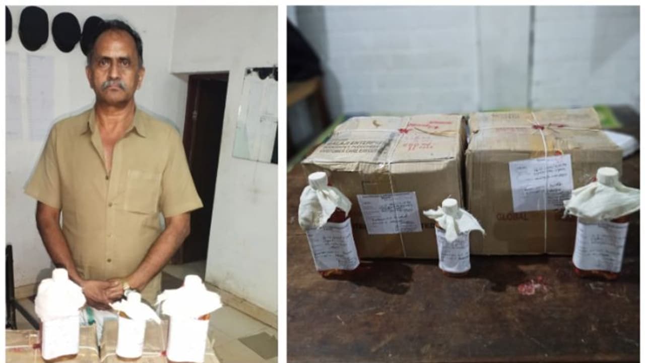 മാഹിയില് നിന്ന് വയനാട്ടിലേക്ക് മിനി പിക് അപില് കടത്തിയ 17 ലിറ്ററോളം മദ്യവുമായി ഡ്രൈവര് പിടിയില് മാഹിയില് നിന്ന് വയനാട്ടിലേക്ക് മിനി പിക് അപില് കടത്തിയ 17 ലിറ്ററോളം മദ്യവുമായി ഡ്രൈവര് പിടിയില്