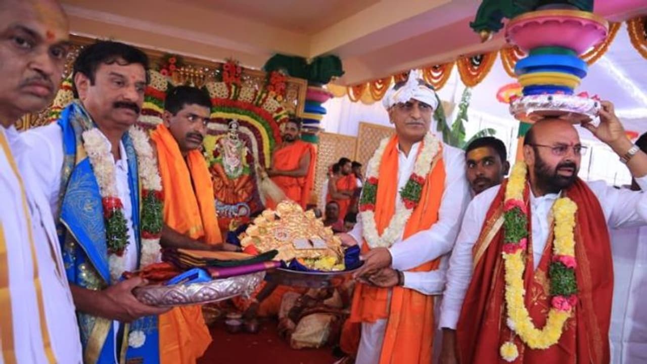 వైభవంగా కొమురవెళ్లి మల్లన్న కల్యాణోత్సవం.. స్వామివారికి బంగారు కిరీటాన్ని సమర్పించిన మంత్రి హరీష్ రావు వైభవంగా కొమురవెళ్లి మల్లన్న కల్యాణోత్సవం.. స్వామివారికి బంగారు కిరీటాన్ని సమర్పించిన మంత్రి హరీష్ రావు