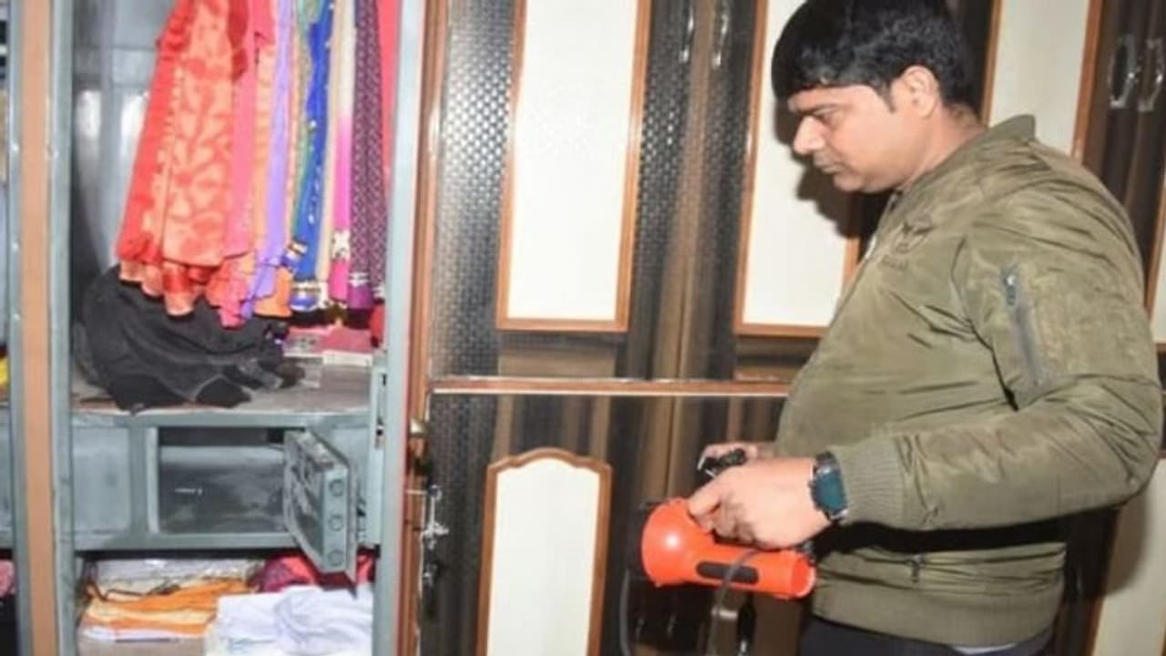 कानपुर: रेकी करने के बाद बदमाशों ने लूट की वारदात को दिया अंजाम, घर में कोई मर्द नहीं होने का उठाया पूरा फायदा कानपुर: रेकी करने के बाद बदमाशों ने लूट की वारदात को दिया अंजाम, घर में कोई मर्द नहीं होने का उठाया पूरा फायदा