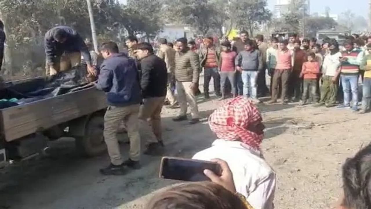 पीलीभीत में ट्रक ने बाइक सवार को ऐसा रौंदा कि नहीं निकल सकी चीख, 2 बच्चों समेत 4 की मौके पर मौत पीलीभीत में ट्रक ने बाइक सवार को ऐसा रौंदा कि नहीं निकल सकी चीख, 2 बच्चों समेत 4 की मौके पर मौत