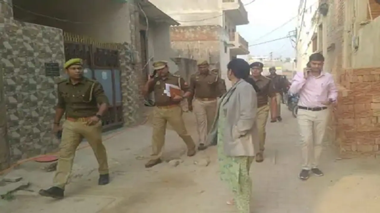 वाराणसी: 'टॉफी दिलाने के बहाने पड़ोसी अंकल ने की गंदी हरकत', 3 साल की मासूम से आपबीती सुन उड़े लोगों के होश वाराणसी: 'टॉफी दिलाने के बहाने पड़ोसी अंकल ने की गंदी हरकत', 3 साल की मासूम से आपबीती सुन उड़े लोगों के होश