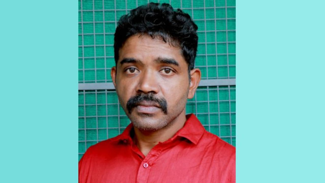 ഇങ്ങനെ മോഷ്ടിക്കാമോ! ഒരാഴ്ച, ക്ഷേത്രത്തിലടക്കം 20 മോഷണം, പ്രതിയെ പൂട്ടി പൊലീസ്, അഭിവാദ്യമർപ്പിച്ച് ജനങ്ങൾ ഇങ്ങനെ മോഷ്ടിക്കാമോ! ഒരാഴ്ച, ക്ഷേത്രത്തിലടക്കം 20 മോഷണം, പ്രതിയെ പൂട്ടി പൊലീസ്, അഭിവാദ്യമർപ്പിച്ച് ജനങ്ങൾ