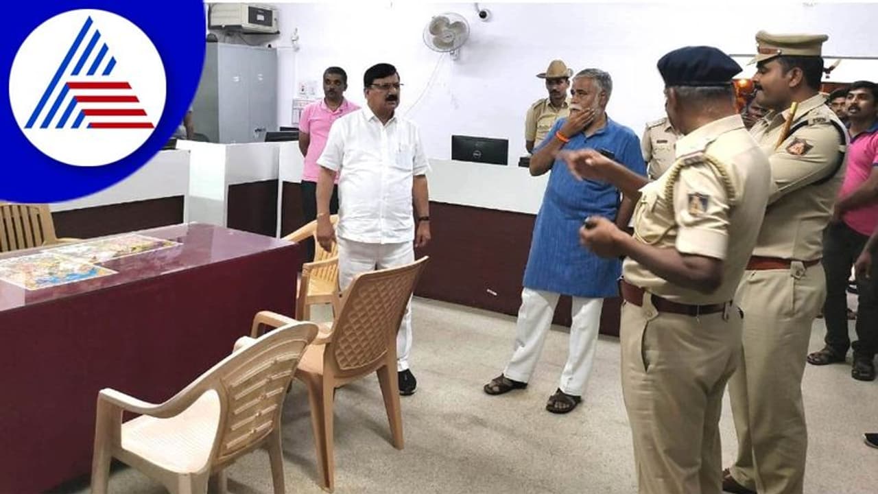 Tumakuru: ತಿಪಟೂರು ಠಾಣೆಗೆ ಗೃಹ ಸಚಿವ ಆರಗ ಜ್ಞಾನೇಂದ್ರ ದಿಢೀರ್ ಭೇಟಿ Tumakuru: ತಿಪಟೂರು ಠಾಣೆಗೆ ಗೃಹ ಸಚಿವ ಆರಗ ಜ್ಞಾನೇಂದ್ರ ದಿಢೀರ್ ಭೇಟಿ